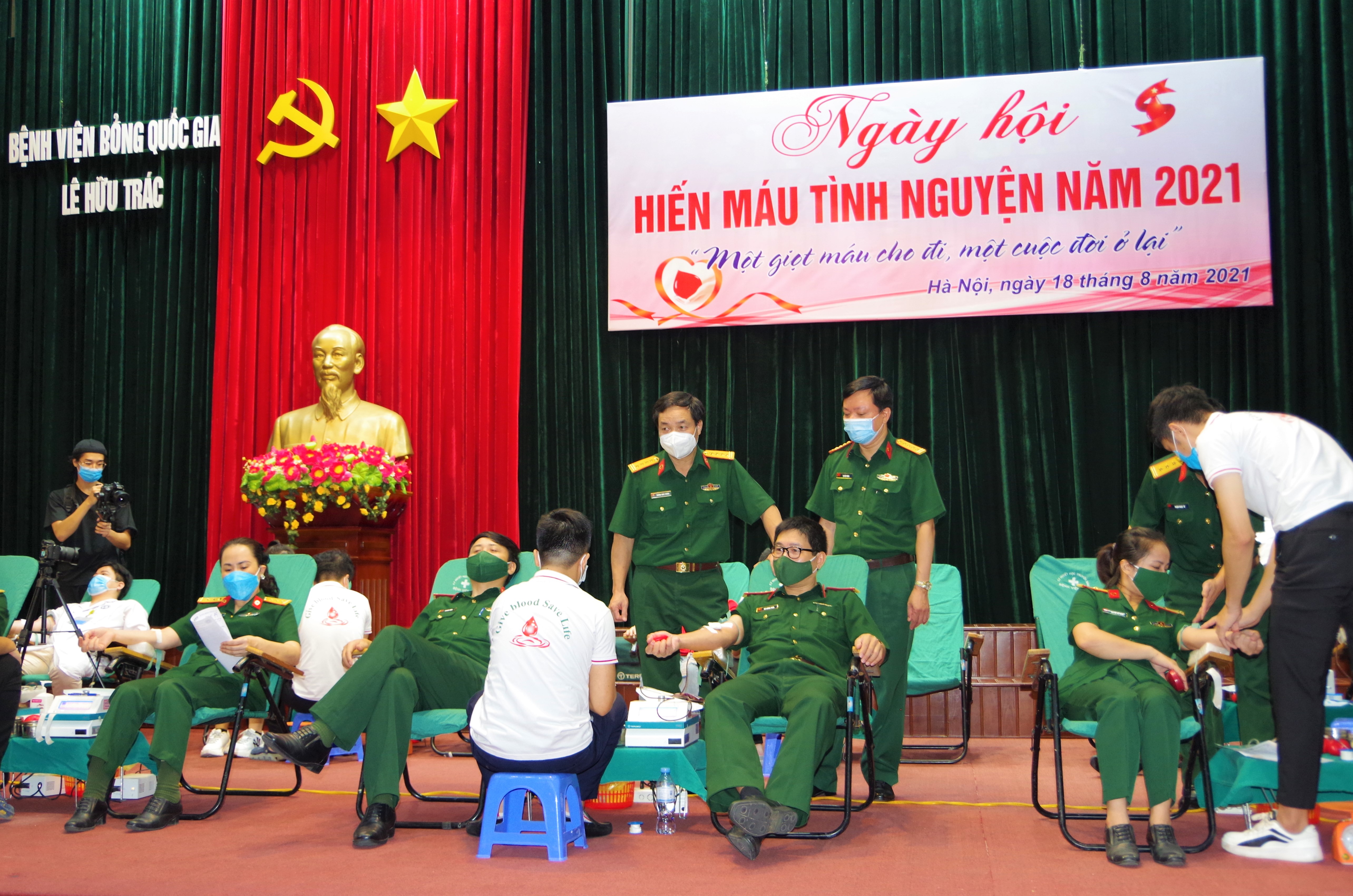 200 cán bộ, nhân viên Bệnh viện Bỏng Quốc gia Lê Hữu Trác tham gia hiến máu